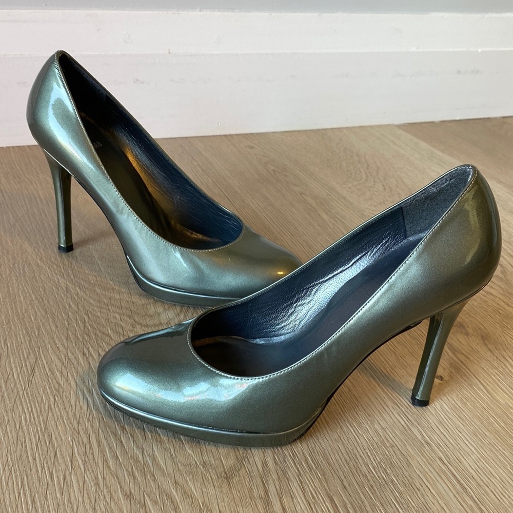 $9 CLEARANCE - Stuart Weitzman Emerald Green Heels